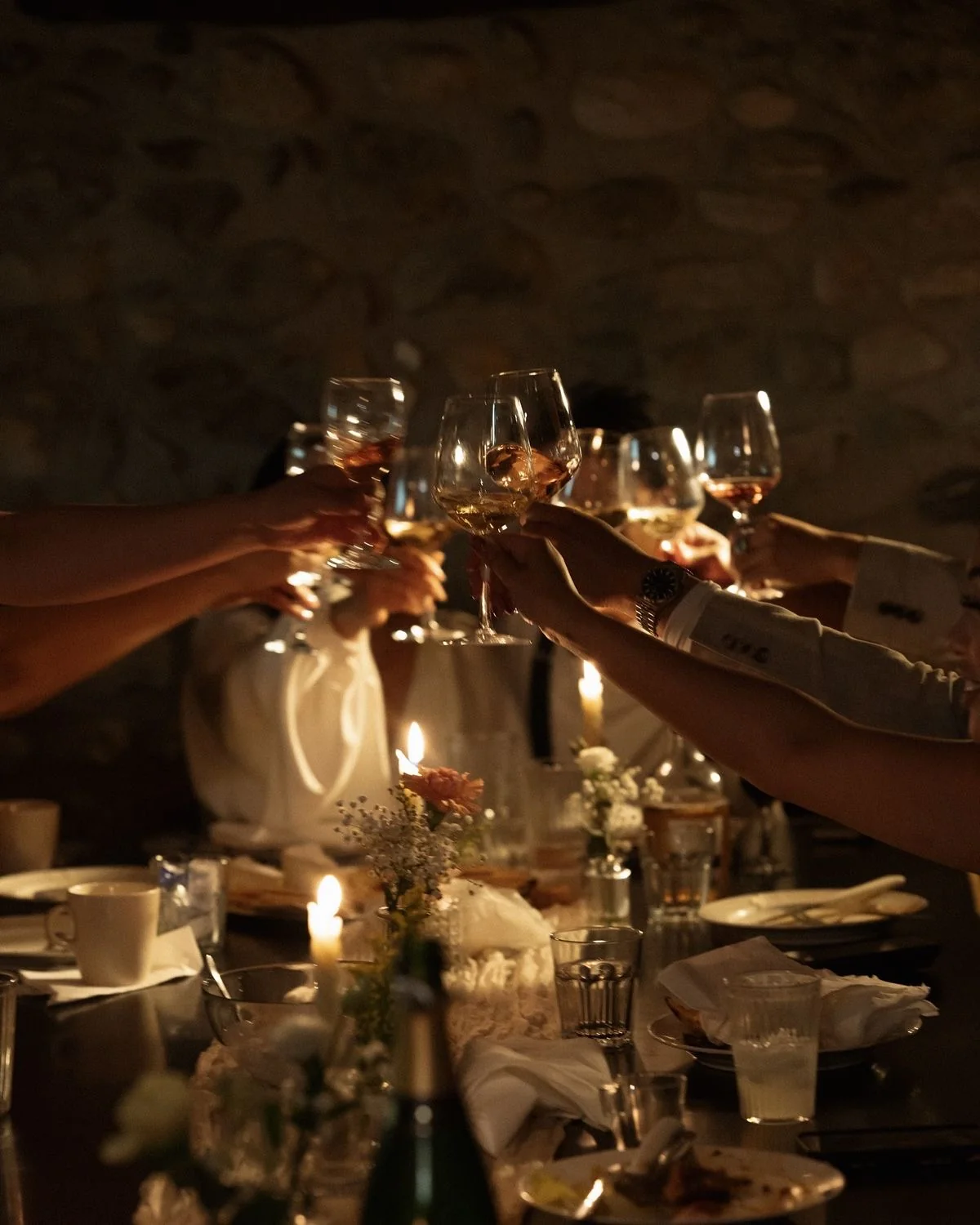 Verres levés pour trinquer